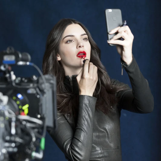  一筆到位的美唇神器！Kendall Jenner大嘟嘴俏皮現雅詩蘭黛唇彩