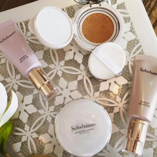 韓國最新「潤光感肌」偷吃步技巧！飾底乳跟氣墊粉餅原來這樣搭