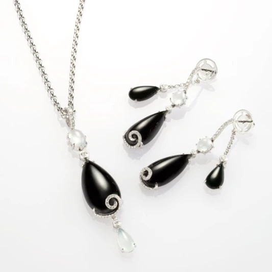 JADEGIA玉世家秋冬時尚推薦 永不褪色的黑白經典！