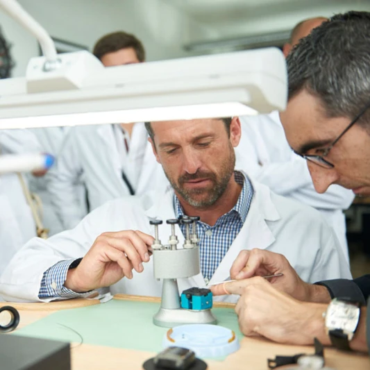 《實習醫生》主角派屈克•丹普西拜訪泰格豪雅製錶廠