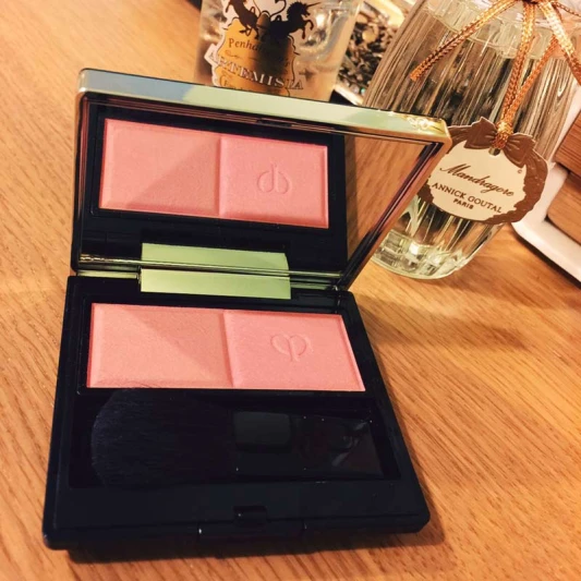 編輯開箱文—名媛般的柔潤好氣色 Clé de Peau Beauté頰彩