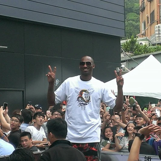 來了來了！湖人Kobe老大今日旋風襲台 和粉絲互動玩自拍