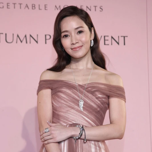 侯佩岑化身秋日女神 翩然進入PANDORA 奇幻魅力的國度