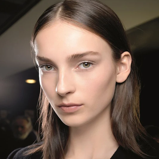 一片粉餅兩種妝效！MAC無重力飛碟粉餅的兩種用法