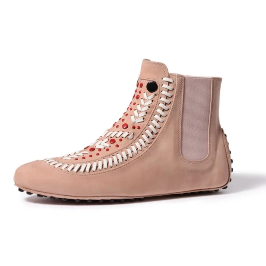 冷冷的冬風毫不留情吹來，趕快入手一雙時髦又好穿的TOD’S豆豆短靴