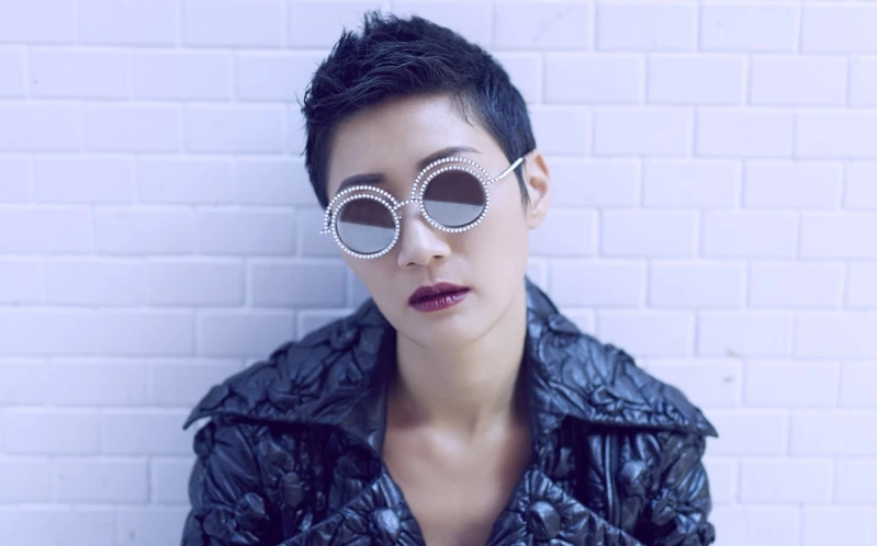 時尚潮人孫怡演繹珍珠眼鏡 打造搶眼的摩登風格