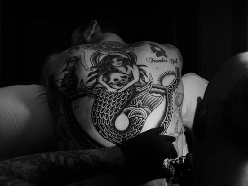 再添一枚刺青！性感王亞當李維新紋身好童趣