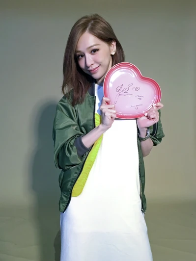 Marie claire X Le Creuset 接力裙襬澎澎Run，名人簽名盤限時愛心競標