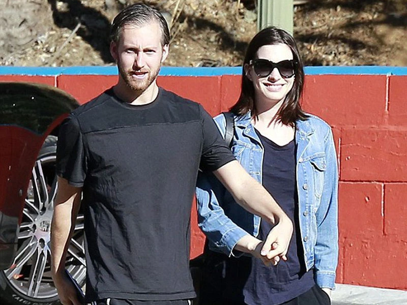 滿滿笑意！安海瑟薇懷孕與老公首度甜蜜公開露面