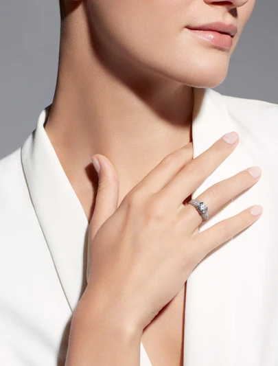 伯爵獻上精巧雋永的珠寶 以流光曳彩為相伴終身的誓言封箴