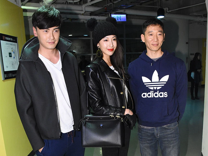 不只隋棠愛！少女時代Tiffany和Rita Ora也都背它時髦上街