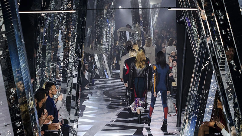 【巴黎時裝週】Louis Vuitton秋冬玩考古！20萬面碎鏡子打造迷幻的失落之城