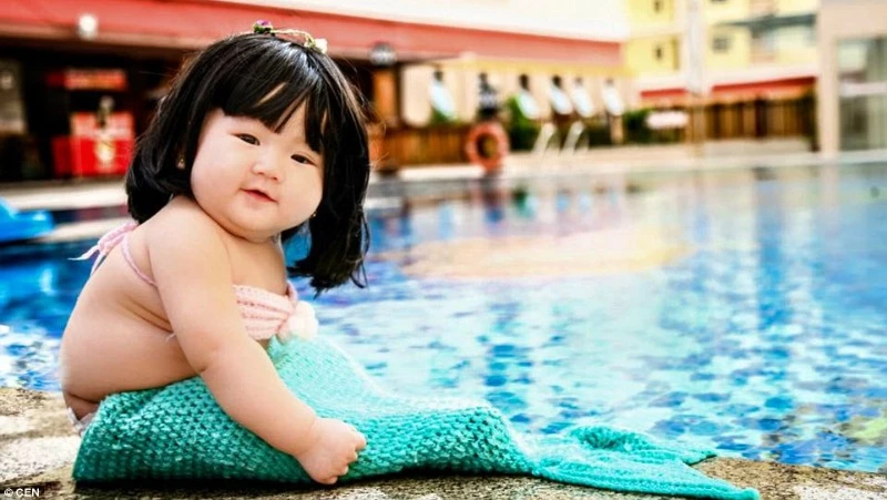 好想捏臉頰！6個月小萌娃化身肉Q小美人魚