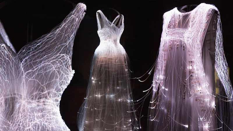 仙女婚紗降臨巴黎羅浮宮！H&amp;M Conscious系列4月7日在台開賣