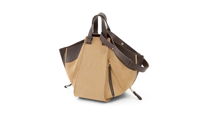 以吊床為靈感！LOEWE全新手袋Hammock打造春夏慵懶風