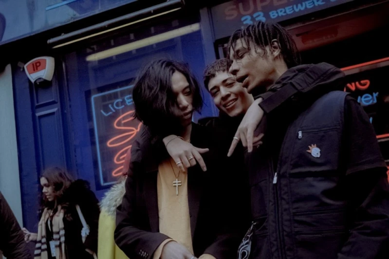 跟著日本攝影師藤原俞，置身倫敦時裝週的瘋狂之中