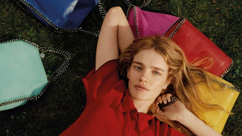 七種繽紛一次上市！春夏必收的Stella McCartney彩虹系列鏈袋包