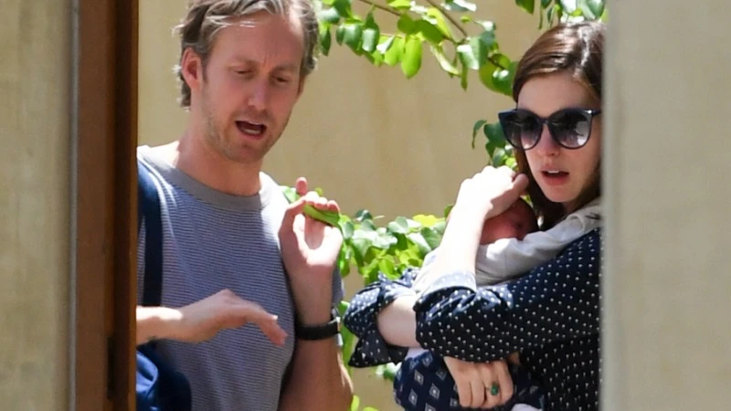 孩子萌樣首曝光!安海瑟薇身材恢復超神速