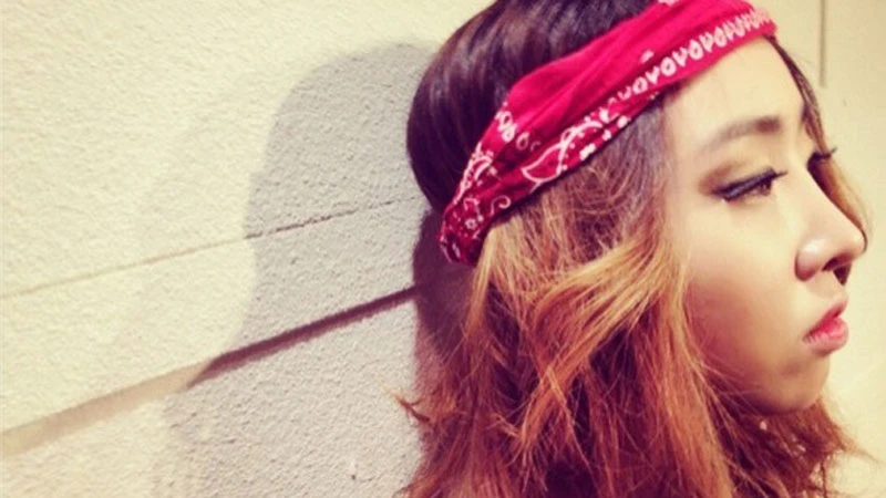 戴出街頭活力與小華麗！跟著2NE1敏智用髮帶綁出時髦潮味