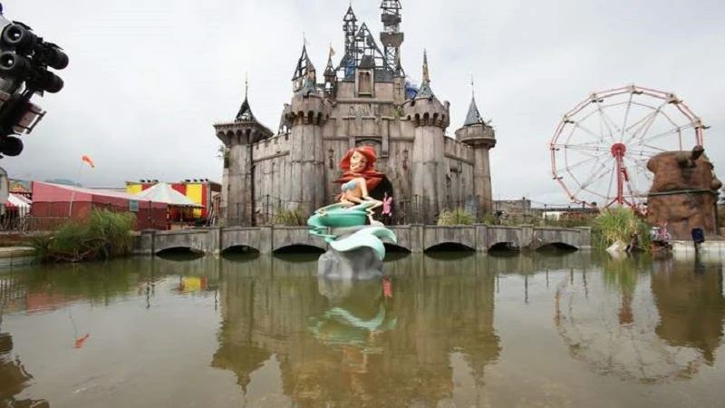 「絕對不是夢幻王國」街頭藝術家 Banksy 的崩潰版迪士尼