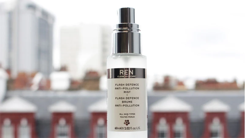 出門隨手一噴 REN 為肌膚完美隔絕空汙微粒