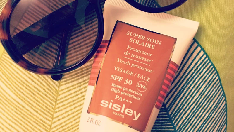 別被毒辣的陽光強吻了！獻上編輯嚴選7大對抗紫外線防曬盾牌！