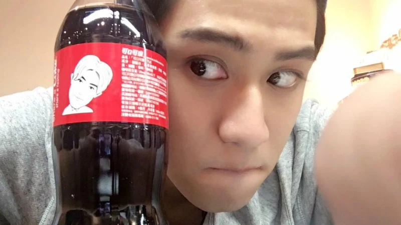 明星最狂的自拍新聖品！一起拿可口可樂限量表情符號瓶玩Selfie