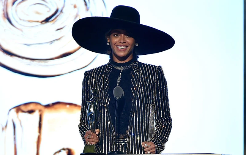 碧昂絲勇奪2016 CFDA時尚指標大獎！自曝曾經沒人願意幫我做造型