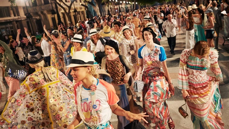 置身於哈瓦那的仲夏夜！Chanel 2017早春度假系列古巴登場