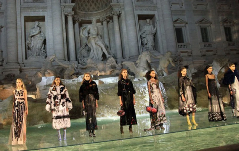FENDI 90歲水上大秀！神話精靈現身羅馬許願池