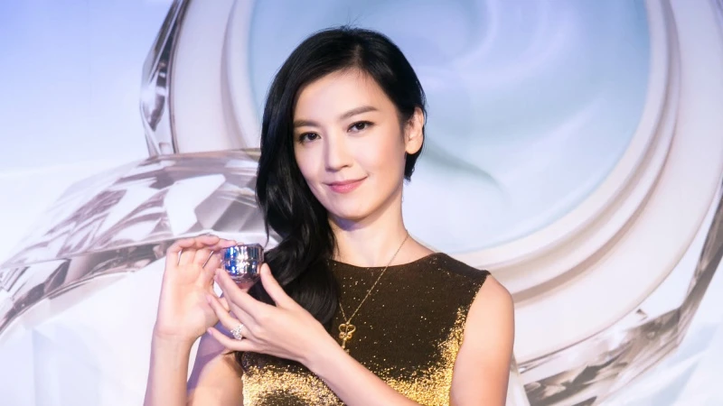 初學也能輕易上手的按摩技法！女神林熙蕾、Amanda Seyfried 都這樣對抗眼周問題