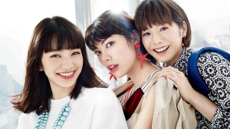 不僅酷壞還能無辜動人！畫出小松菜奈退去稚氣的霧面棗紅色唇妝