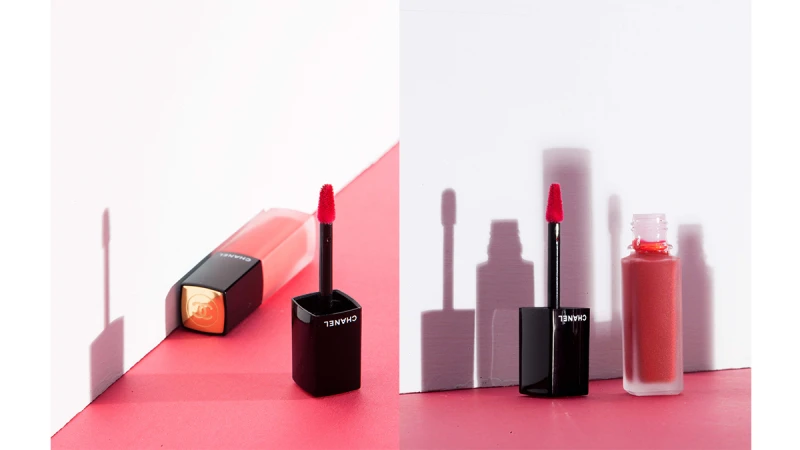 誰說霧面紅唇一定乾巴巴? 香奈兒超炫耀絲絨唇露，就像高級訂製服那麼絲滑