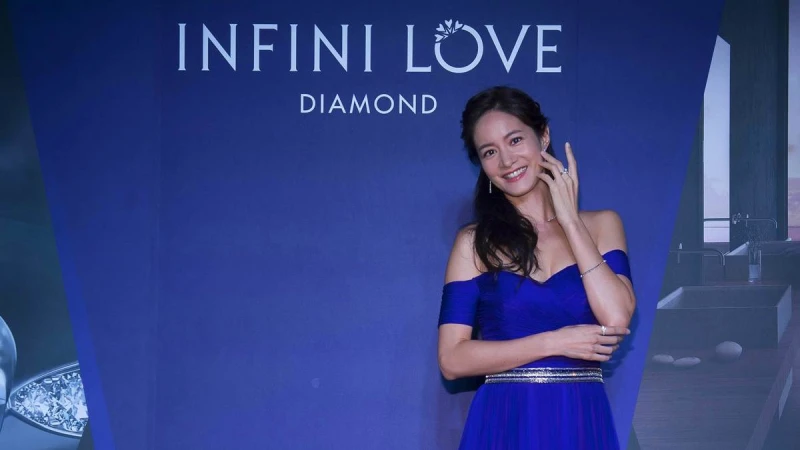 Janet：「女人要像鑽石一樣，隨時發光、發亮，用光芒照亮身邊的人！」