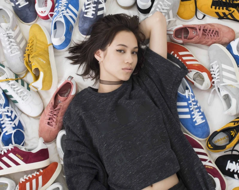 空氣中已經瀰漫了一股 ”我也該要來一雙了” 的感覺，adidas Originals Gazelle ! 今年秋冬必Get的百搭美鞋