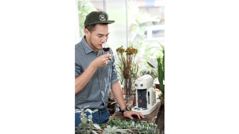 「咖啡是一個讓我休息放鬆的飲品，簡單優雅的咖啡香則讓我學習沉澱。」李霽 精準的美學者