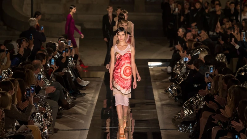 【巴黎時裝週】女式西裝、連身襯裙...GIVENCHY終持不變的印花壓紋新時代！