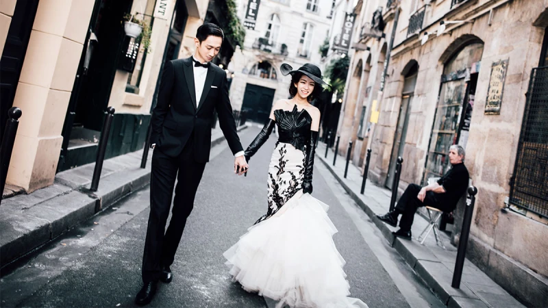 宛如浪漫電影的劇照！楊千霈婚紗造型化身復古巴黎女伶