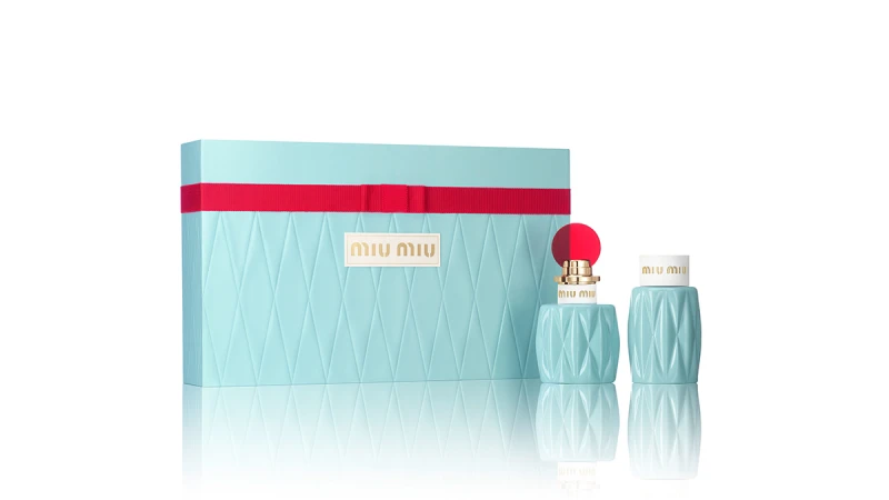 熟女用了也會變少女！天空藍格紋配上紅色緞帶Miu Miu聖誕獻禮太犯規