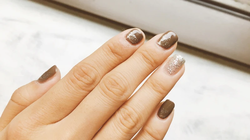 有了銀色亮片指甲油，自己畫撞色指彩保證零失誤！