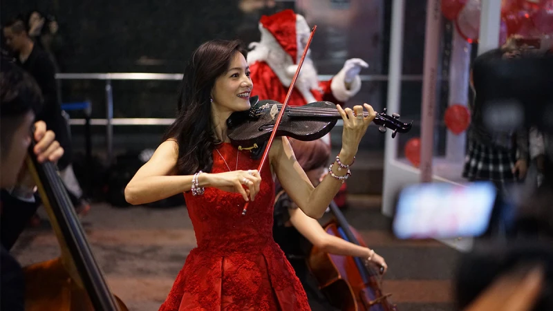 夢幻打卡地點再加一!Janet演奏小提琴快閃東區PANDORA聖誕音樂盒