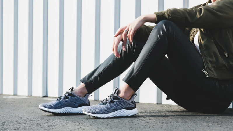 2017新美鞋來襲！名人上腳率100%百搭街頭跑鞋就是這一雙！