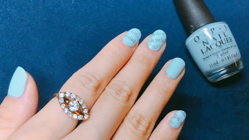 真的不需要美甲師！想畫文青風指甲彩繪，用報紙轉印30秒就完成