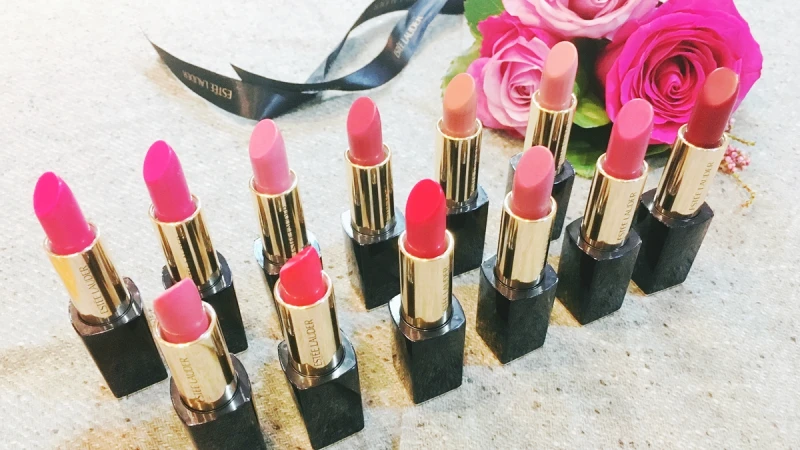 加了精油、擦上去就好像敷了唇膜一樣！約會最討喜的玫瑰色唇膏，雅詩蘭黛絕對慾望都幫妳準備好了