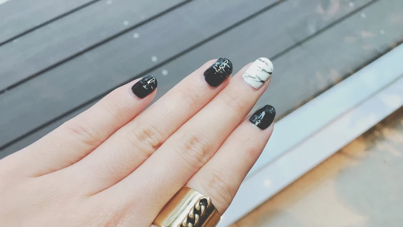 真的不需要美甲師！想畫大理石指彩，30秒就完成