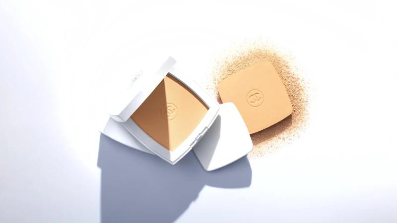 溫度再高、氣候再乾也不脫妝！CHANEL重量級底妝誕生！珍珠光感防曬粉餅就像為肌膚罩了層保護紗