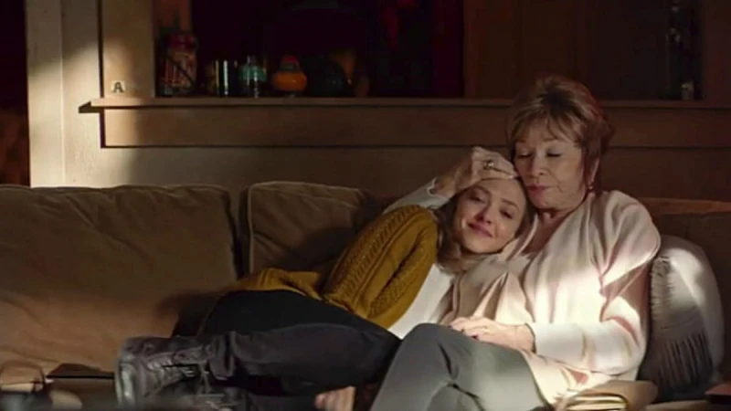 最動人的忘年友誼！亞曼達賽佛瑞、莎莉麥克琳溫馨勵志新片《她其實沒那麼壞》