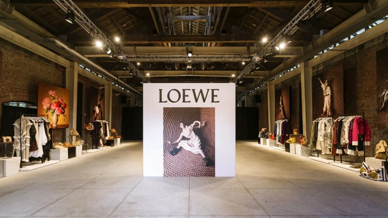 LOEWE春夏系列的慵懶度假風！亞麻罩衫、不對稱寬袖..5大初春流行重點