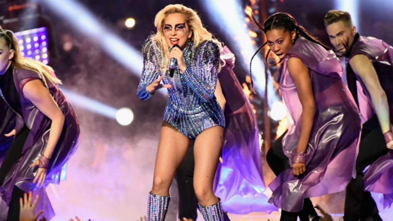 最狂中場表演！女神卡卡Lady Gaga嗨翻2017超級盃，結尾丟麥下台超霸氣