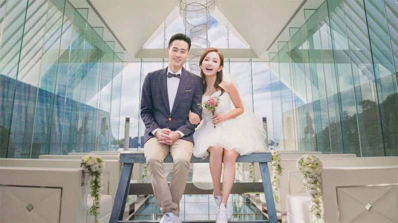 穿出年輕俏皮！愛紗的白球鞋浪漫婚紗照造型曝光